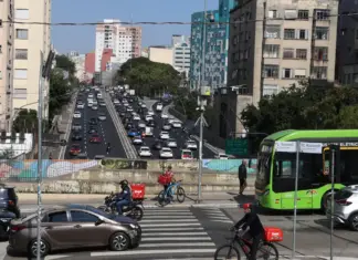 Rodízio de veículos volta quinta e retoma regra em São Paulo Placa informativa do rodízio no centro expandido de São Paulo com horários de pico e finais de placa por dia