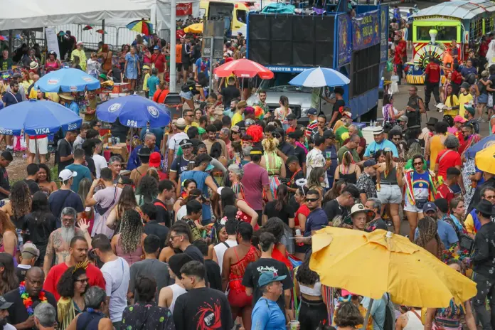 Público na ressaca de Carnaval no DF com programação de blocos e eventos culturais gratuitos no fim de semana