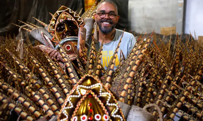 Homem com enfeite de carnaval