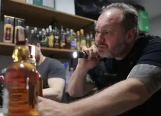 Carnaval: alerta para metanol em bebidas adulteradas Metanol no Carnaval: alerta sobre bebidas adulteradas, sintomas e orientações de compra segura