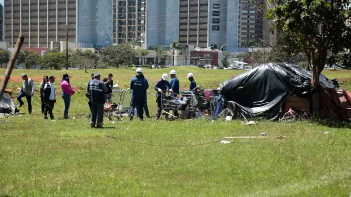 Equipes do GDF realizam acolhimento em 15 pontos do Plano Piloto, com serviços sociais e apoio da DF Legal.