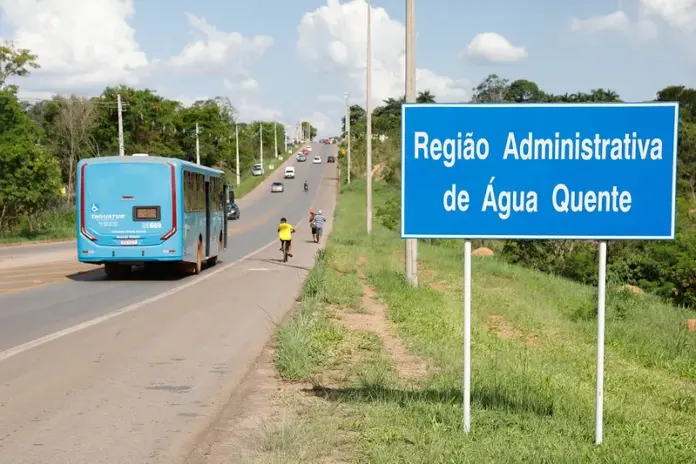 Placa indicativa da entrada da cidade de Água Quente DF