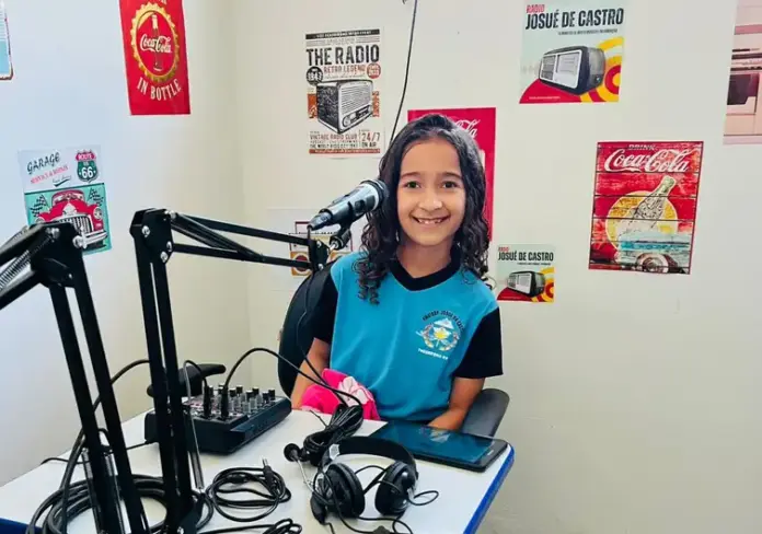 estudantes em rádio escolar de Theobroma, em Rondônia, produzindo conteúdo sobre Amazônia, saúde e sustentabilidade