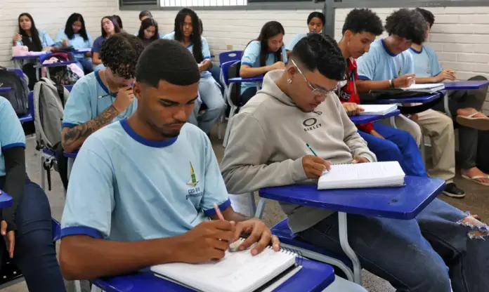 Alunos em sala-Antônio Cruz-Agência Brasil Portal do Inep para solicitar certificado digital do ensino médio pelo Enem 2025, com emissão rápida e validação por QR Code.