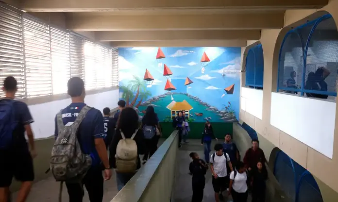 estudantes em ambiente escolar