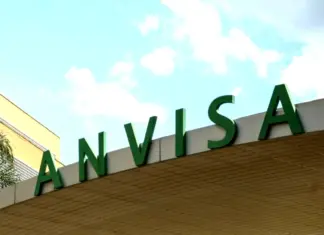 Anvisa alerta sobre suplementos de cúrcuma Placa da entrada da Anvisa