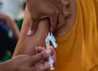 Caso de sarampo reacende alerta por vacinação no Brasil Aplicação de vacina