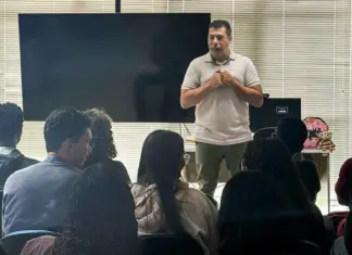 GDF mira homens para tentar frear violência contra mulheres Sala de aulka com alunos e professor ensinando