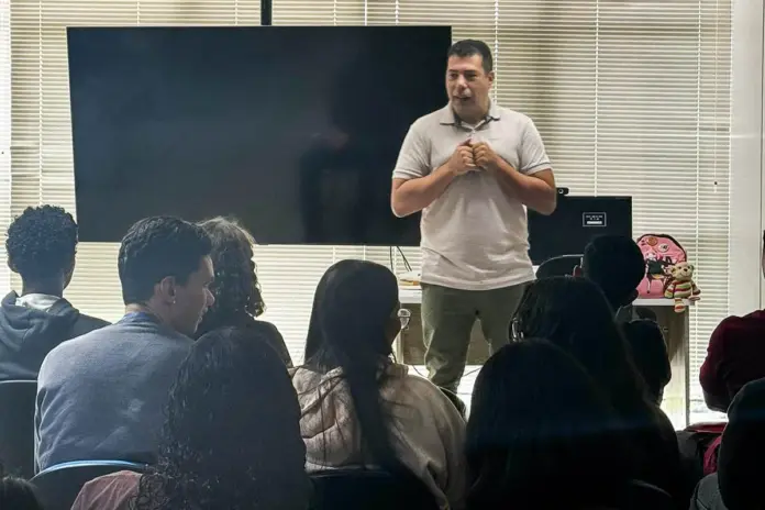 Aula-Divulgação-Secretaria da Mulher Sala de aulka com alunos e professor ensinando