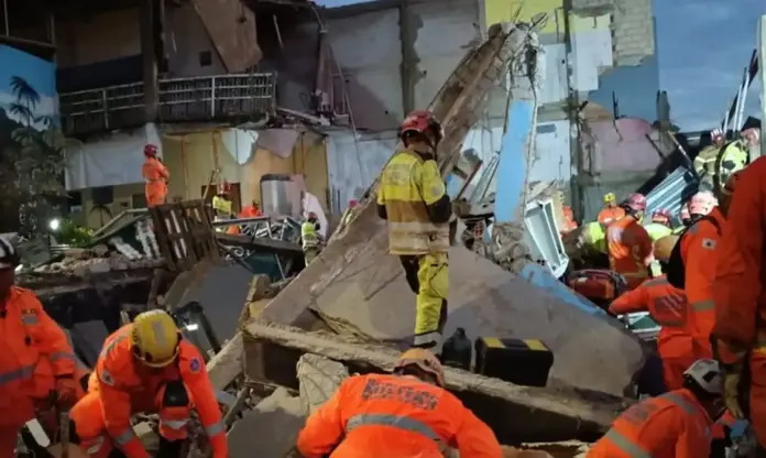 Corpro de bombeiros trabalhando em um resgate