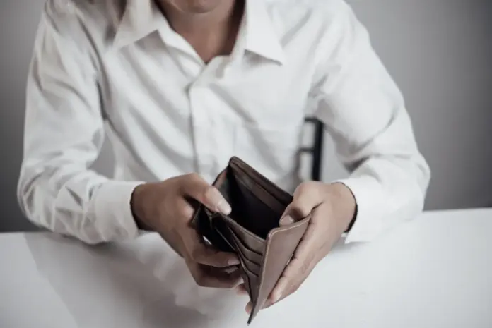 homem com carteira vazia preocupado com organização financeira e falta de dinheiro no fim do mês