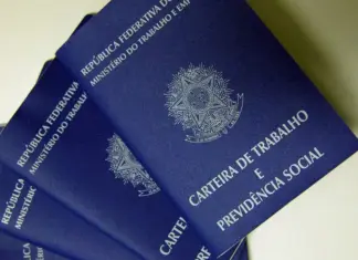 DF abre 555 vagas e salário chega a R$ 3,8 mil Carteiras de trabalho sobrepostas