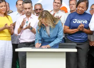 Celina estreia com gabinete móvel e pacote no Itapoã Celina assina o primeiro ato como governadora