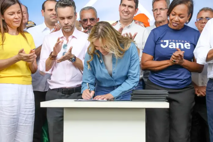 Celina assina o primeiro ato como governadora