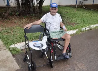 Saúde do DF entrega cadeiras e amplia apoio à mobilidade entrega de cadeiras de rodas e de banho pela Secretaria de Saúde do Distrito Federal a pacientes da rede pública