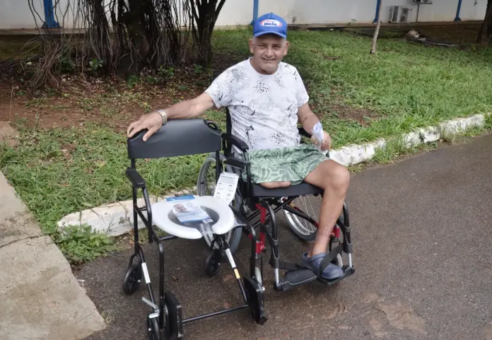 entrega de cadeiras de rodas e de banho pela Secretaria de Saúde do Distrito Federal a pacientes da rede pública
