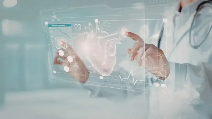 Holograma de um coração com mãos humanas ampliando o tamanho