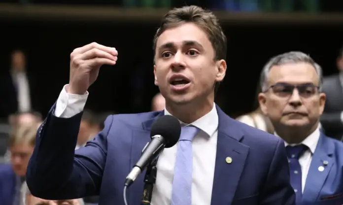 Aeronave Phenom 300 prefixo PT-PVH citada em voos de campanha em 2022