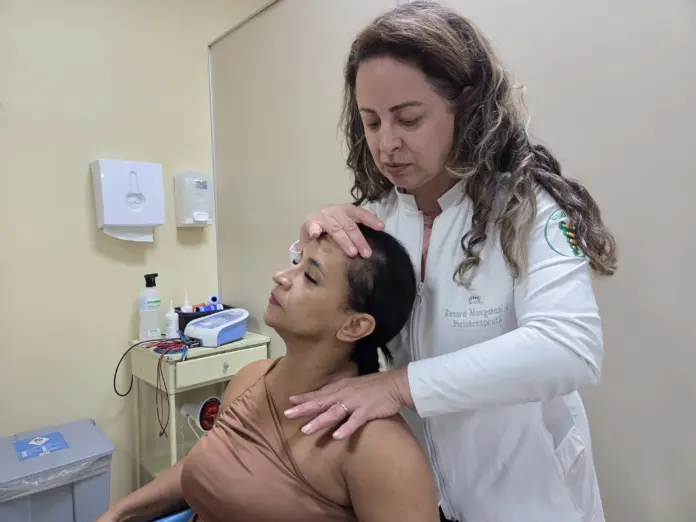 Mulher recebendo atendimento para LER de médica