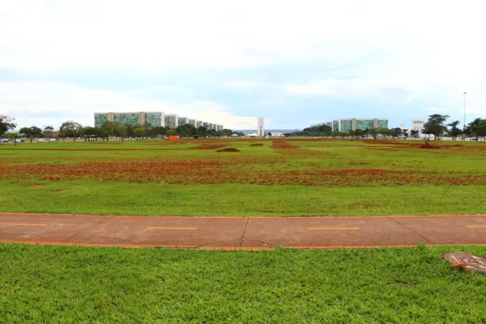 Recuperação do gramado da Esplanada dos Ministérios em Brasília.