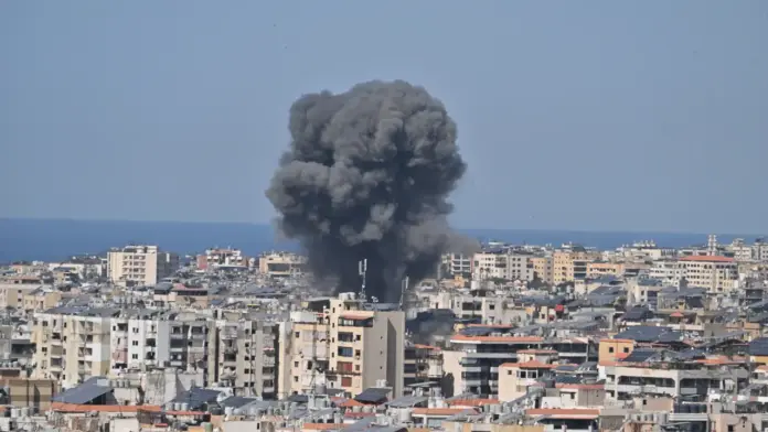 Bomba explodindo em uma cidade, durante a guerra no Irã