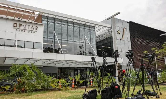jornalistas em frente ao DF Star
