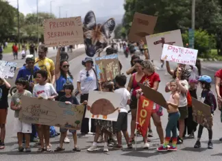 Serrinha do Paranoá vira novo foco de pressão contra socorro ao BRB Protesto em defesa da Serrinha do Paranoá.