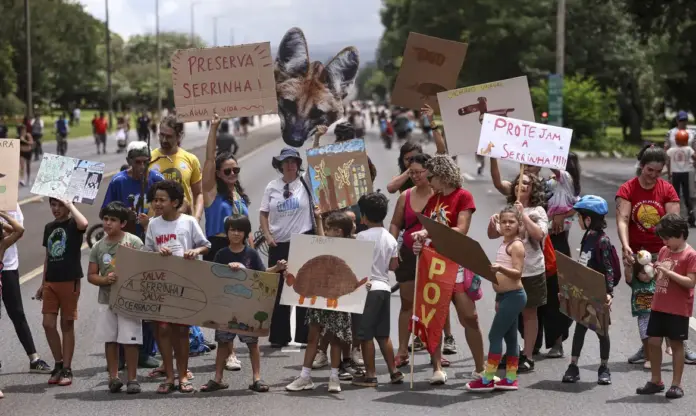 Protesto em defesa da Serrinha do Paranoá.