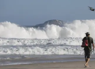 Obras contra erosão avançam, mas cobram preço ambiental obra de contenção no litoral brasileiro em área de erosão costeira com faixa de areia e avanço do mar