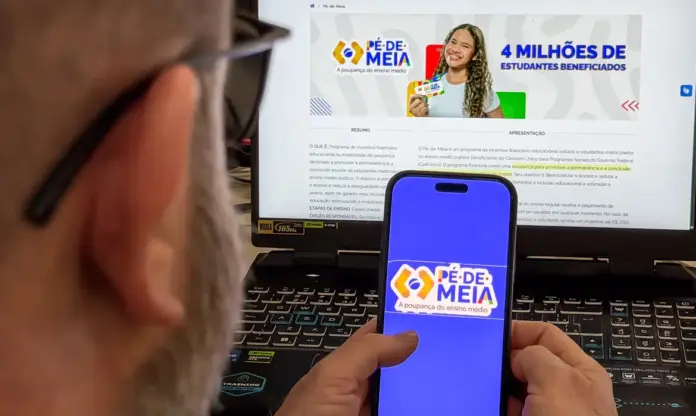 Estudante consulta no celular o depósito do Pé-de-Meia.