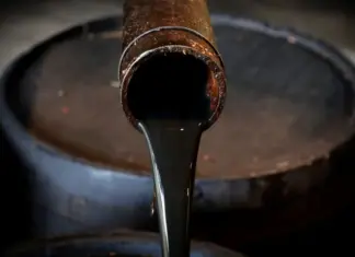 Imposto sobre petróleo seguirá em 12% por 60 dias Petróleo fluindo de um cano
