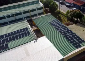 Brasília lidera ranking solar entre capitais do país placas solares em prédio público do Distrito Federal representando liderança de Brasília na geração de energia solar