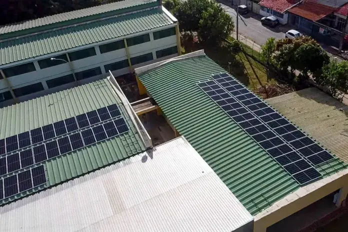 placas solares em prédio público do Distrito Federal representando liderança de Brasília na geração de energia solar