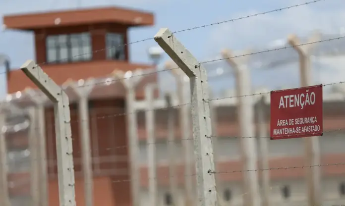 Imagem da cerca de uma presídio