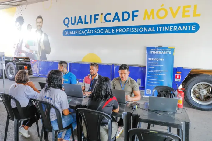 Pessoas sendo atendidas pelo Qualifica DF
