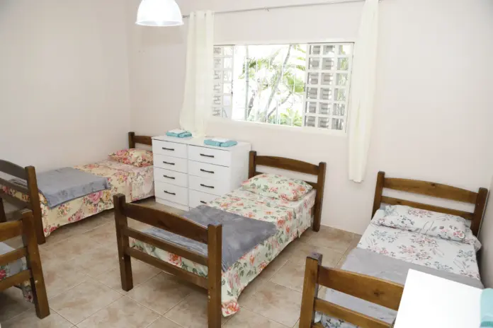 Quarto com 03 camas.