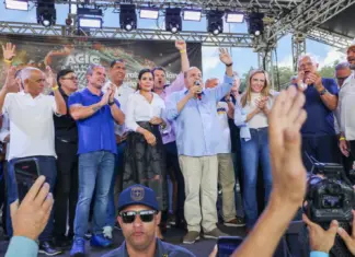 Ibaneis renuncia ao GDF em ato durante festa de Ceilândia Ibaneis Rocha assina renúncia ao GDF durante evento de aniversário de Ceilândia na Praça da Bíblia