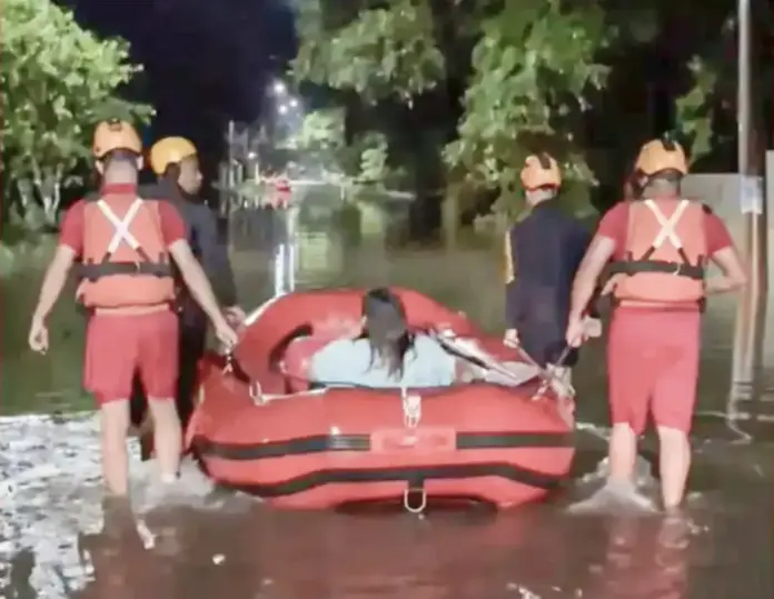 Chuva forte causa alagamentos e danos urbanos em Peruíbe e Ubatuba no litoral de São Paulo