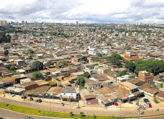 Sol Nascente troca o barro pela urbanização no DF Imagem aérea da cidade de Sol Nascente no DF