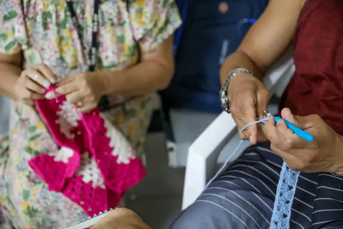 Tricô-Paulo H. Carvalho-Agência Brasília Mãos de mulheres fazendo tricô