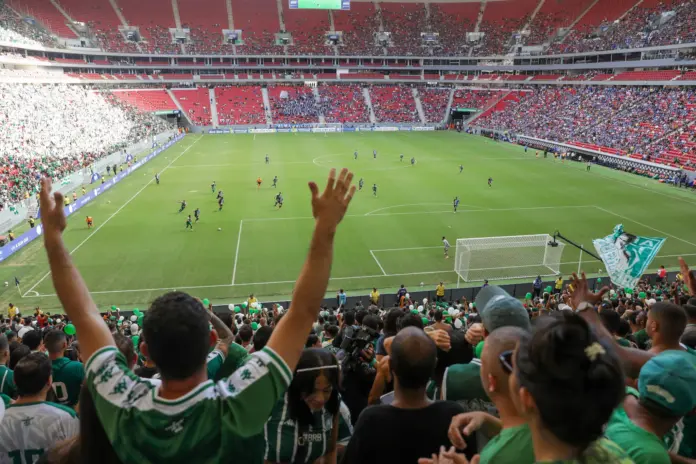 Estádio Nacional Mané Garrincha com torcedores