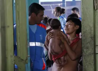 Yanomami têm queda de mortes por malária e desnutrição Bebê indígena