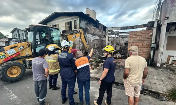 Casa destruída-Defesa Civil do RS casa destruída por queda de pequeno avião no RS