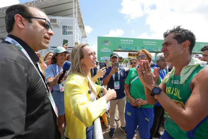 Governadora Celina Leão cumprimentando atleta da Marcha Atlética.