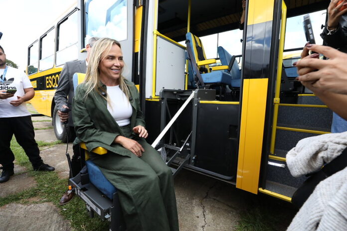 Governadora Celina Leão testa mobilidade especial em ônibus escolar