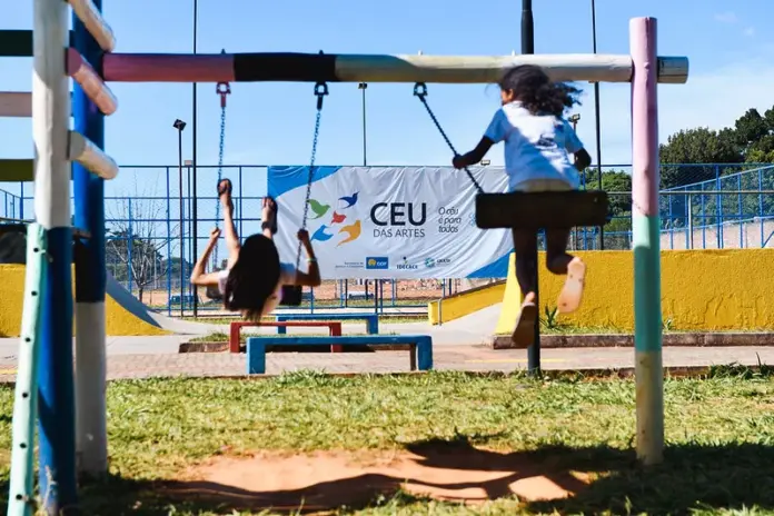 Crianças no parquinho