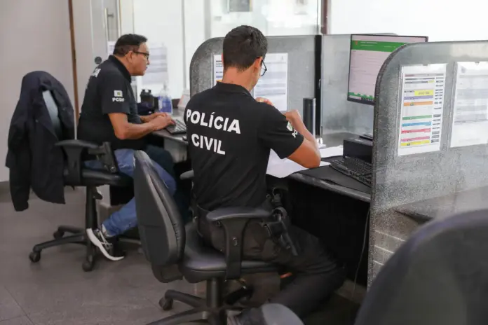 Policiais civis trabalhando na delegacia