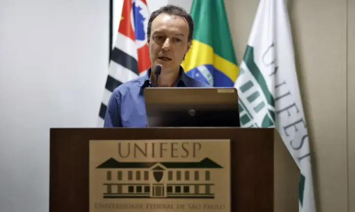 Edson teles-Paulo Pinto-Agência Brasil Homem disrcusando