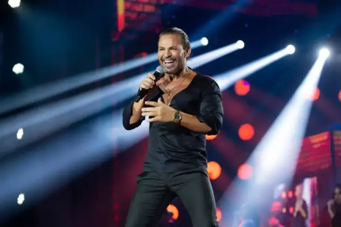Cantor Eduardo Costa se apresentando no Palco