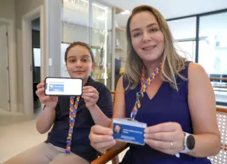 Carteira do autismo no DF reforça acesso a direitos Mãe e filha apresentando a identificação de autismo